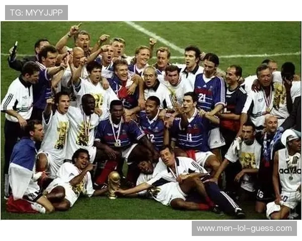 足球小报大奖揭晓 当选球星荣膺年度最佳称号引爆球迷热议