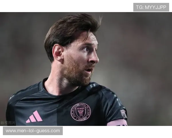 足球球星的魅力秀发：从梅西到C罗，谁的发型最引人注目